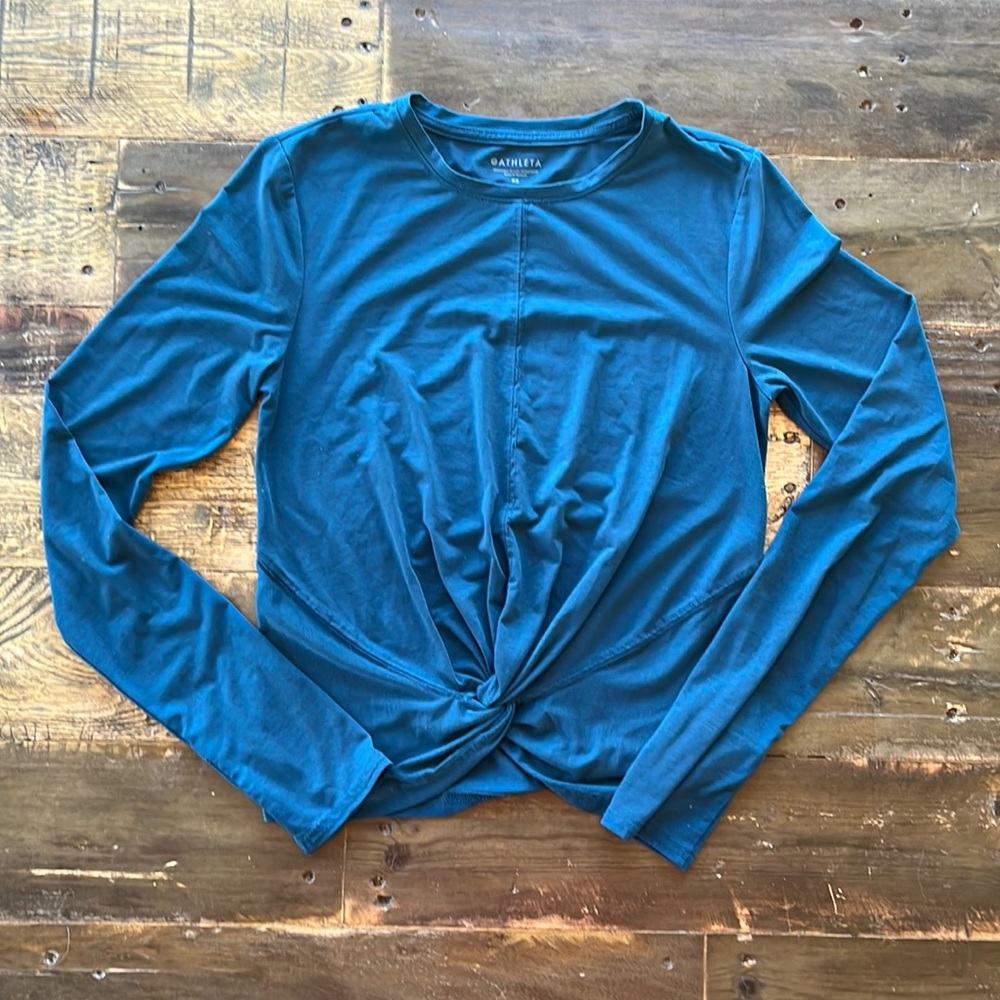 XS Athleta long-sleeve aquamarine shirt.